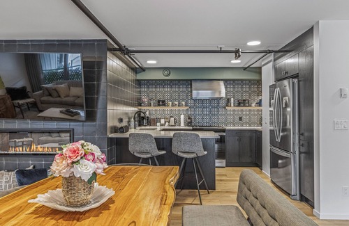 Cougar Creek Apartment | Brand New 15 ppl unit in Camore, w/Mountain View