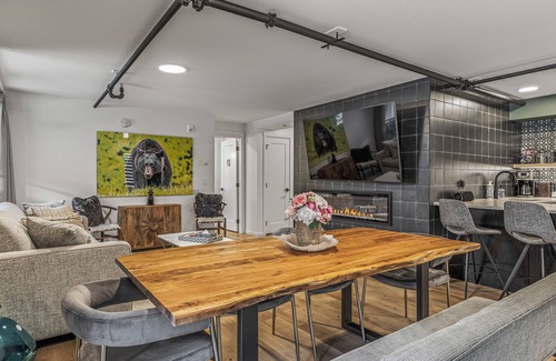 Cougar Creek Apartment | Brand New 15 ppl unit in Camore, w/Mountain View