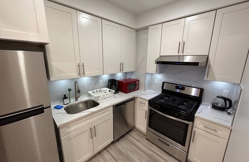 Queens Apartment | Brand New 1br - Linens Wi-Fi 4th fl