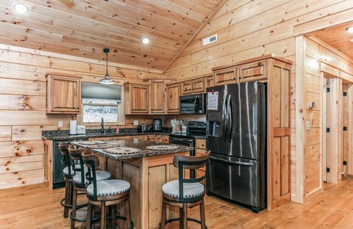Cherry Log House | Brand New 2/2 Cabin Cherry Log, Big Hot Tub, Views