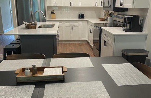 Auburn House | Brand New! 2.2 miles to football stadium. 2.5 to Toomer’s Corner. EV outlet.