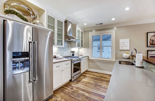 Sonoma House | Brand New 2 Bedroom Master Suites with Chefs Kitchen Steps to Sonoma Plaza