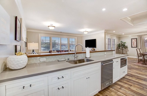 Sonoma House | Brand New 2 Bedroom Master Suites with Chefs Kitchen Steps to Sonoma Plaza