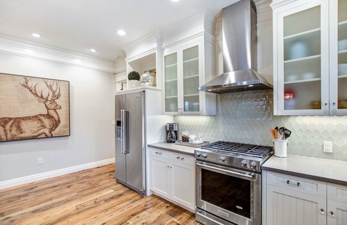 Sonoma House | Brand New 2 Bedroom Master Suites with Chefs Kitchen Steps to Sonoma Plaza