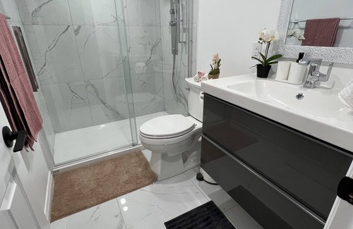 Midhurst Apartment | Brand New 2 Bedroom with indoor fireplace. 5 mins to Snow Valley!