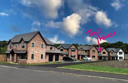 Newcastle-Under-Lyme House | Brand-New, 2 Private Bedrooms Available, Stunning Views, Stoke Hospital, Alton Towers, Keele University, Trentham Gardens, Free Parking & Wi-Fi