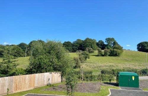 Newcastle-Under-Lyme House | Brand-New, 2 Private Bedrooms Available, Stunning Views, Stoke Hospital, Alton Towers, Keele University, Trentham Gardens, Free Parking & Wi-Fi