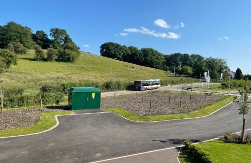 Newcastle-Under-Lyme House | Brand-New, 2 Private Bedrooms Available, Stunning Views, Stoke Hospital, Alton Towers, Keele University, Trentham Gardens, Free Parking & Wi-Fi