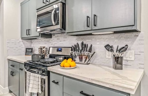 Southbelt/Ellington House | BRAND NEW 2022 🏡w/King🛌|Bond🔥|15m to✈️ & NASA🚀