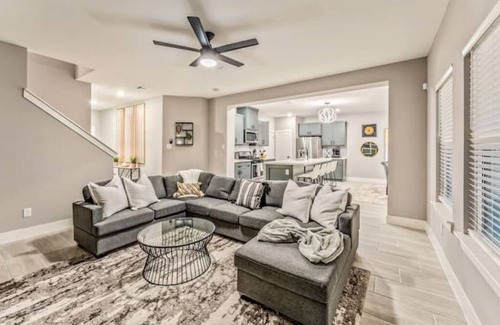 Southbelt/Ellington House | BRAND NEW 2022 🏡w/King🛌|Bond🔥|15m to✈️ & NASA🚀