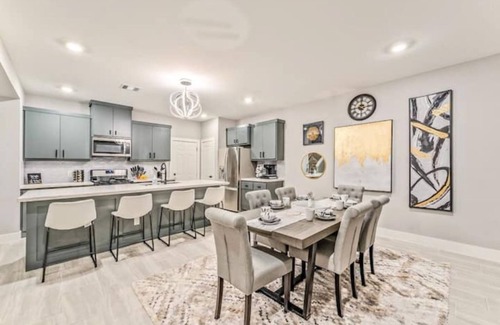 Southbelt/Ellington House | BRAND NEW 2022 🏡w/King🛌|Bond🔥|15m to✈️ & NASA🚀