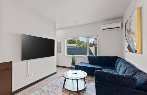 West Central Apartment | Brand New 2BD 1 5BTH Triplex Unit Near Downtown