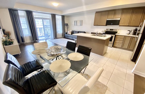 Markham House | Brand New 2bdr Townhouse + 1.5G internet + 175 TV channels + parking