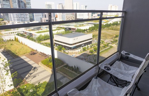 Songdo Apartment | Brand New 2BR 14F 646sq.ft, 2min to Hyundai outlet & Triple St., 2Free Parking
