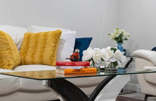 Evanston House | BRAND NEW! 2BR Private Suite - FREE Banff Pass, Netflix, Parking! Near Shopping & Airport!