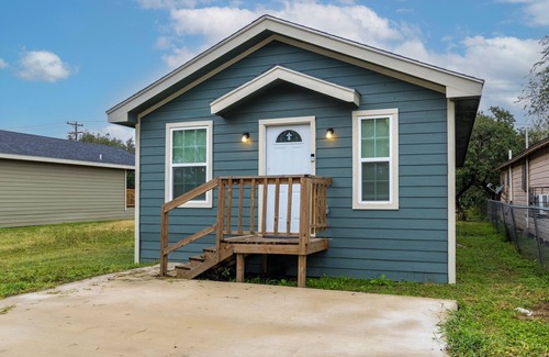 San Benito House | Brand New 3 bed house in central San Benito with AC, WiFi, and digital features