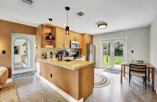 Middle River Terrace House | Brand new 3-bedroom Bungalow with AC and WiFi in beautiful Fort Lauderdale