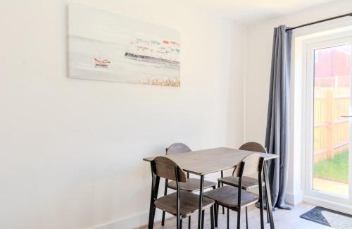 West Bromwich Apartment | Brand New 3 BEDROOM HOUSE WITH GARDEN AND FREE PARKING