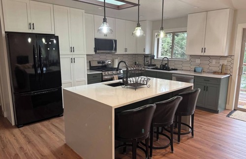 Humboldt Hill House | Brand New 3 Bedroom Pet & Family Friendly