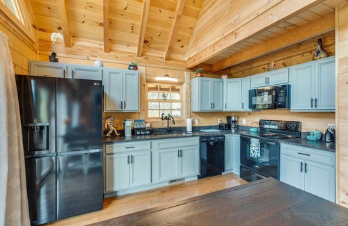 Tyler Cabin | Brand new 3 BR/3BA Log Cabin on 50 Acre Farm with hiking trails.
