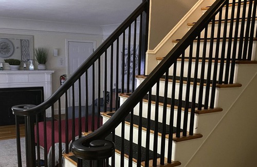 Elmhurst House | BRAND NEW 3 min DOWNTOWN 6 bed 2 bath
