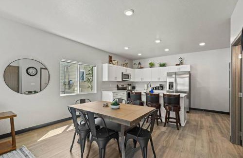 West Central Apartment | Brand New 3BD 2 5BTH Triplex Unit Near Downtown
