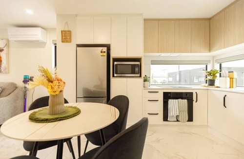 Woolston House | Brand New 3BR Home with Parking in Christchurch