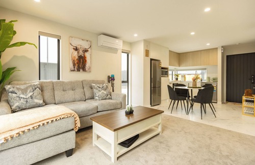 Woolston House | Brand New 3BR Home with Parking in Christchurch
