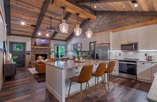 Ellijay Cabin | - Brand New, 3BR Modern, and Luxury Cabin w/HotTub & Fireplaces