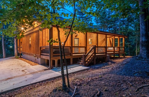 Ellijay Cabin | - Brand New, 3BR Modern, and Luxury Cabin w/HotTub & Fireplaces