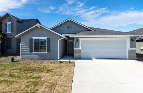 Meridian House | BRAND NEW 4-BDRM HOME Farmhouse at Grand Rapids