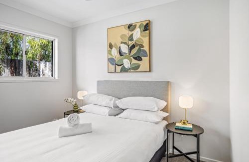 Redcliffe House | Brand-New 4-Bed Beach House with Alfresco Dining