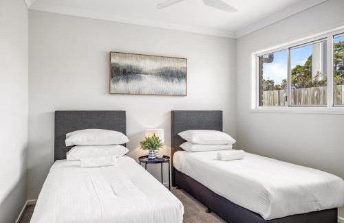 Redcliffe House | Brand-New 4-Bed Beach House with Alfresco Dining