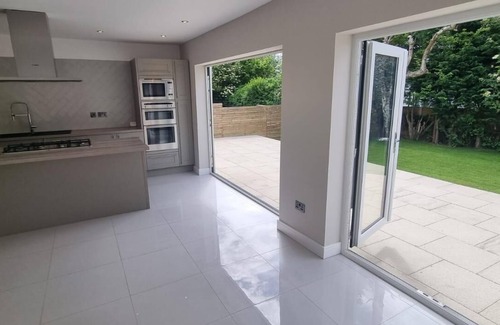 Bramcote Villa | Brand New 4 Bedroom Deluxe Modern Villa - Sleeps 9 - Private Parking & Garden