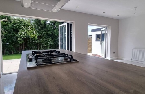 Bramcote Villa | Brand New 4 Bedroom Deluxe Modern Villa - Sleeps 9 - Private Parking & Garden
