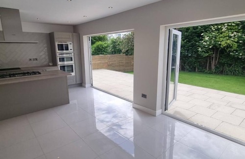 Bramcote Villa | Brand New 4 Bedroom Deluxe Modern Villa - Sleeps 9 - Private Parking & Garden