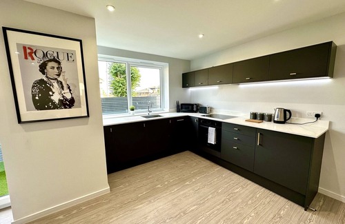 Poole House | Brand New 4 Bedroom House -Sleeps 9 - Free Parking