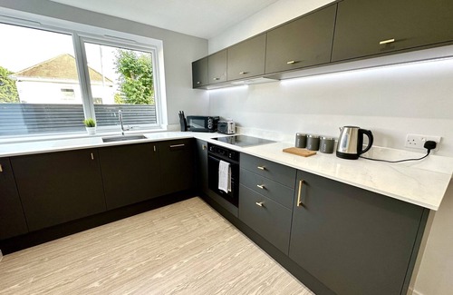 Poole House | Brand New 4 Bedroom House -Sleeps 9 - Free Parking