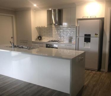 Glenroy House | Brand new 4br get away 5min to albury city