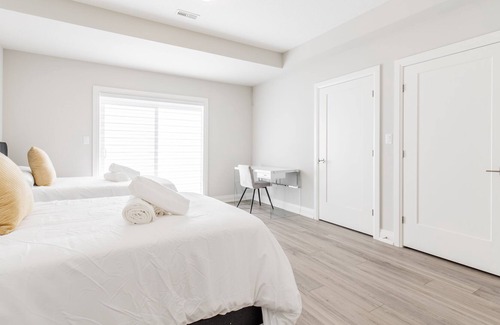 Mount Hope House | Brand New 4BR Home - Hamilton Airport - King Bed!
