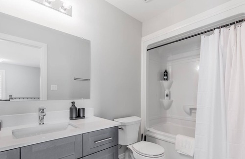 Mount Hope House | Brand New 4BR Home - Hamilton Airport - King Bed!