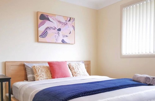 Leppington House | Brand new 5 BDRS 3 BATHS house with Netflix3 mins to Coles