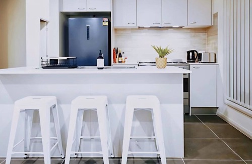 Leppington House | Brand new 5 BDRS 3 BATHS house with Netflix3 mins to Coles