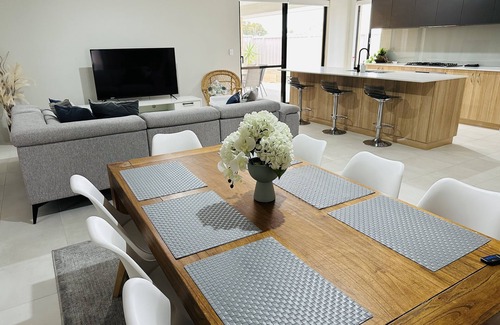 Geographe House | Brand New 5 Bedroom Home 1km from the Beautiful Busselton Beaches