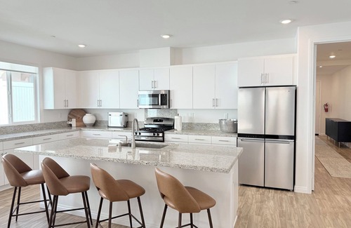 Homeland House | Brand New 5-bedroom house in charming Homeland with AC, WiFi. Enjoy your stay