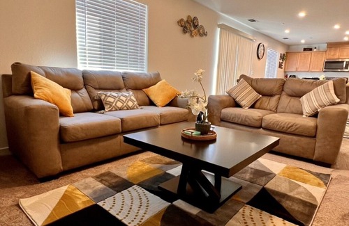 Chowchilla House | Brand New, 5 Bedroom/3 Bath Home- On your way to Yosemite!