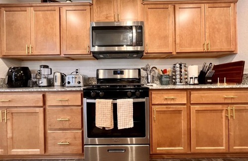 Chowchilla House | Brand New, 5 Bedroom/3 Bath Home- On your way to Yosemite!