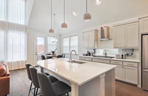 Irving House | Brand New 5BD,4BA Luxury Vacation Home w Hot Tub