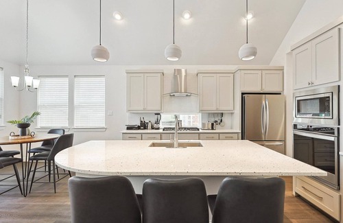 Irving House | Brand New 5BD,4BA Luxury Vacation Home w Hot Tub