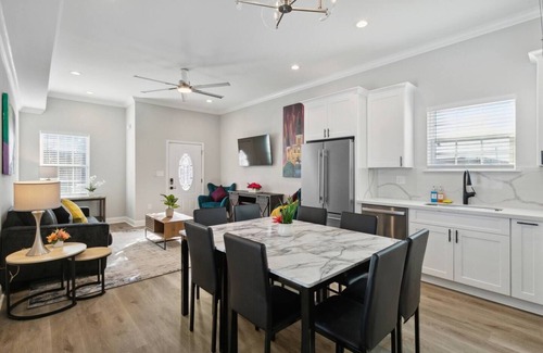 Tulane - Gravier House | Brand New 5BR, Outdoor Seating, Parking